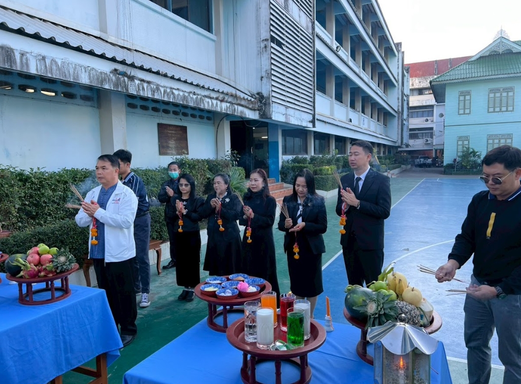 >คณะผู้บริหารร่วม สักการะสิ่งศักดิ์สิทธิ์ประจำโรงเรียน